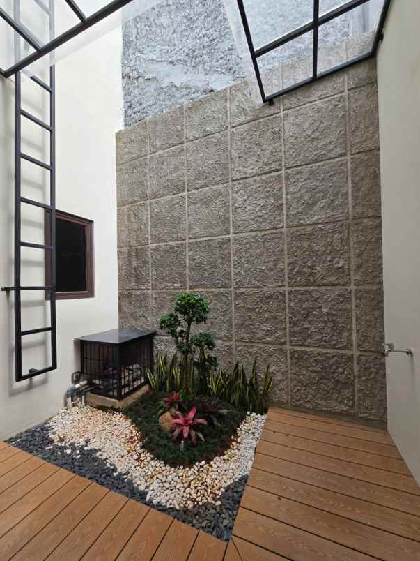 dijual rumah kayu putih utara