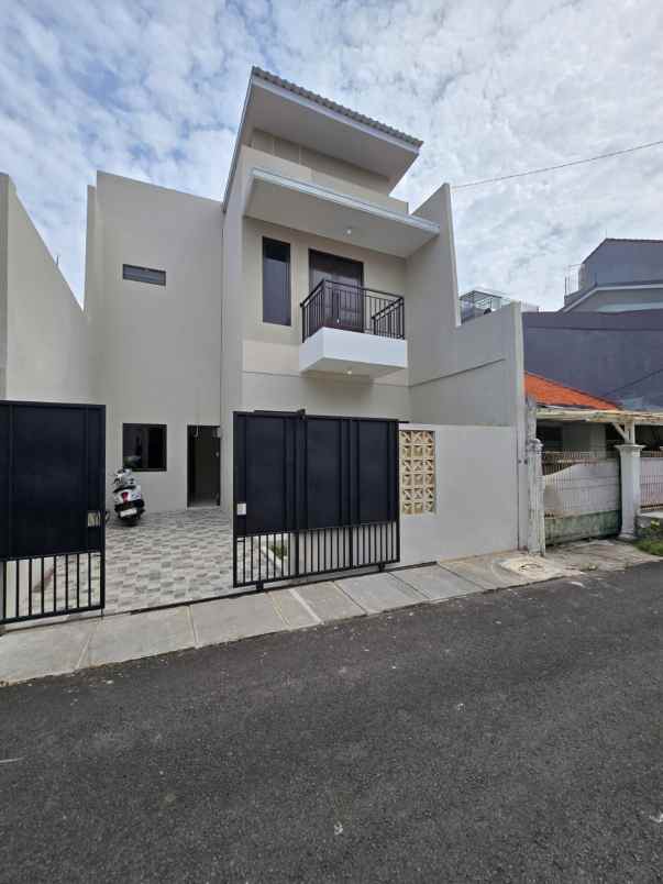 dijual rumah kayu putih utara