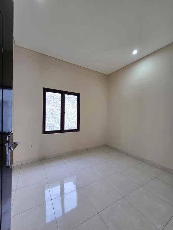 dijual rumah kayu putih utara