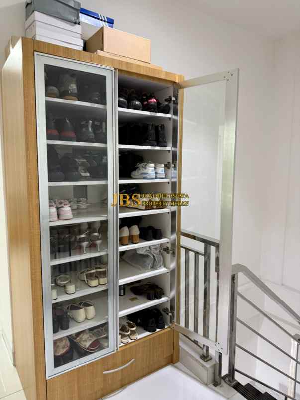 dijual rumah komplek evergreen jalan