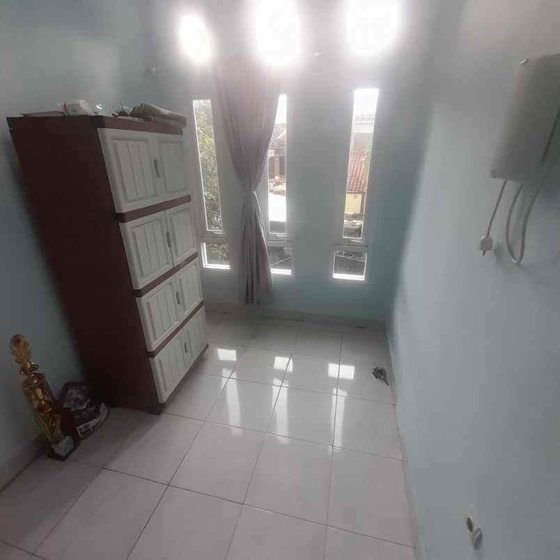dijual rumah komplek griya winaya