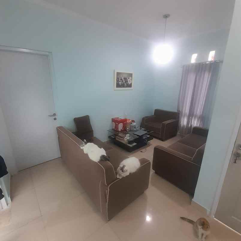 dijual rumah komplek griya winaya