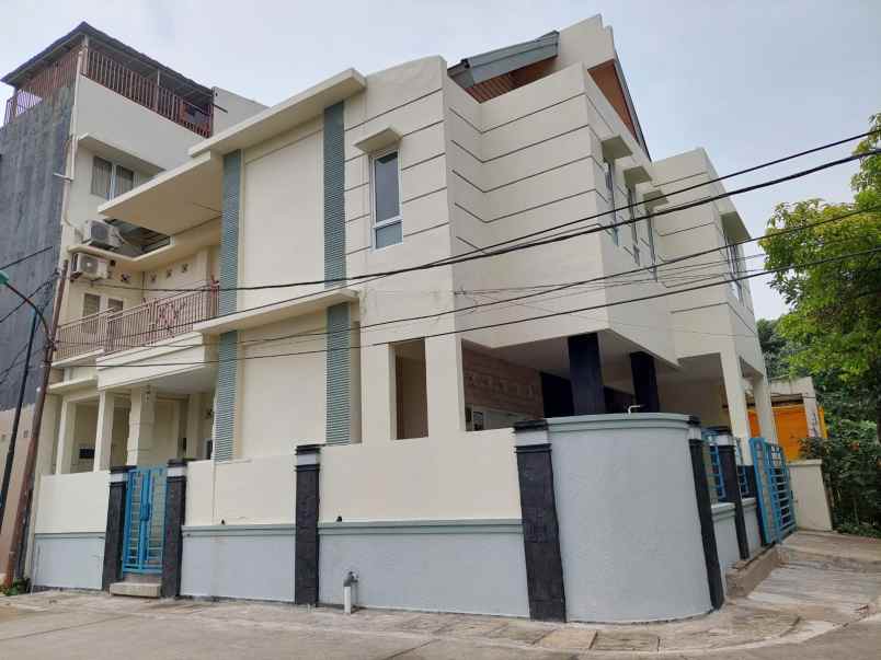 dijual rumah komplek pt hii kelapa