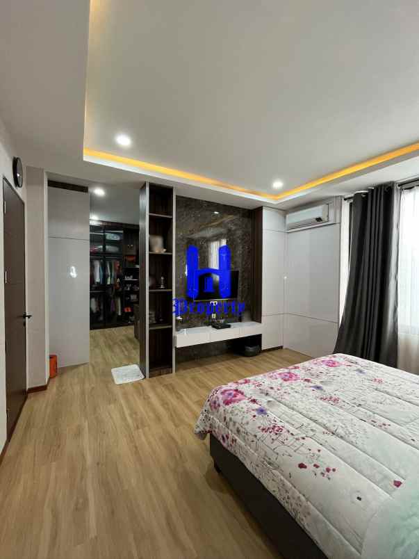 dijual rumah komplek taman malibu indah