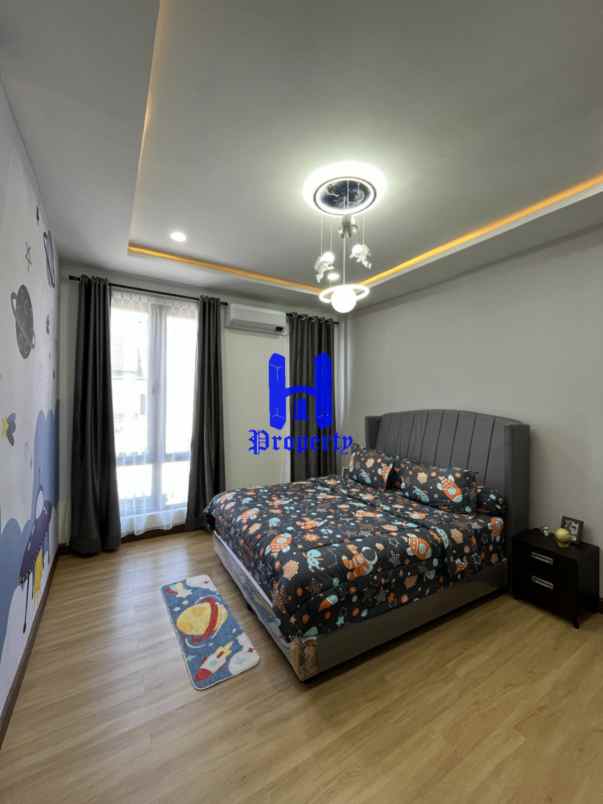 dijual rumah komplek taman malibu indah