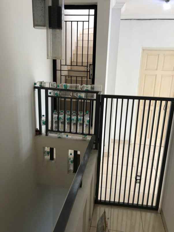 dijual rumah komplek taman semanan indah