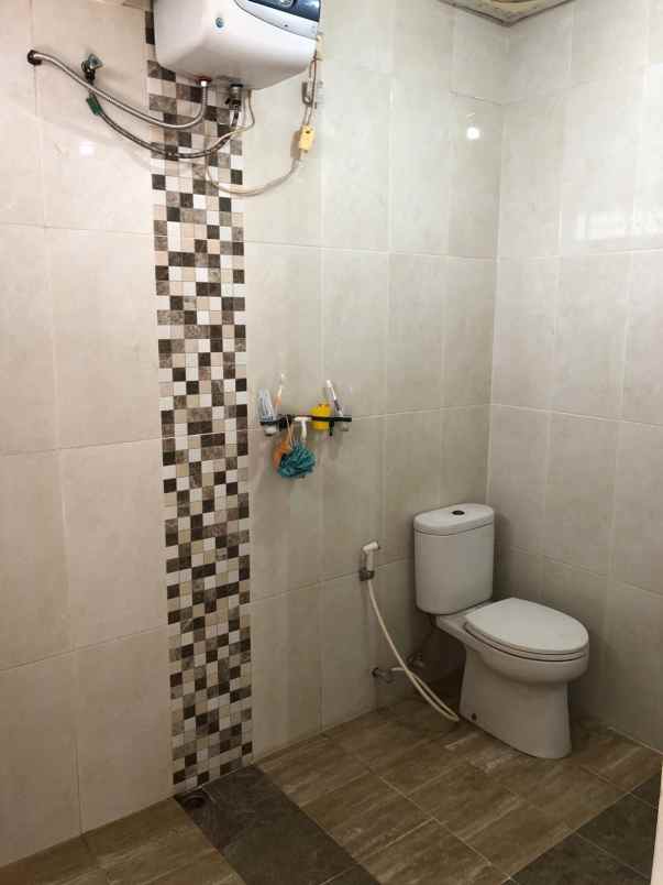 dijual rumah komplek taman semanan indah