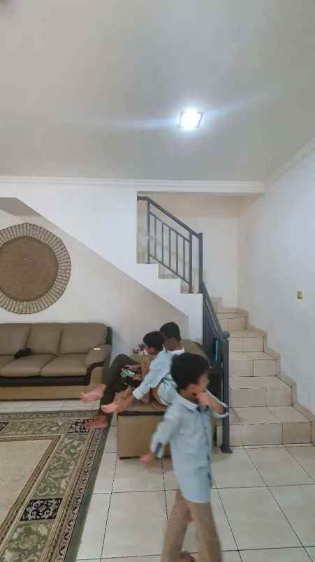 dijual rumah komplek taman semanan indah