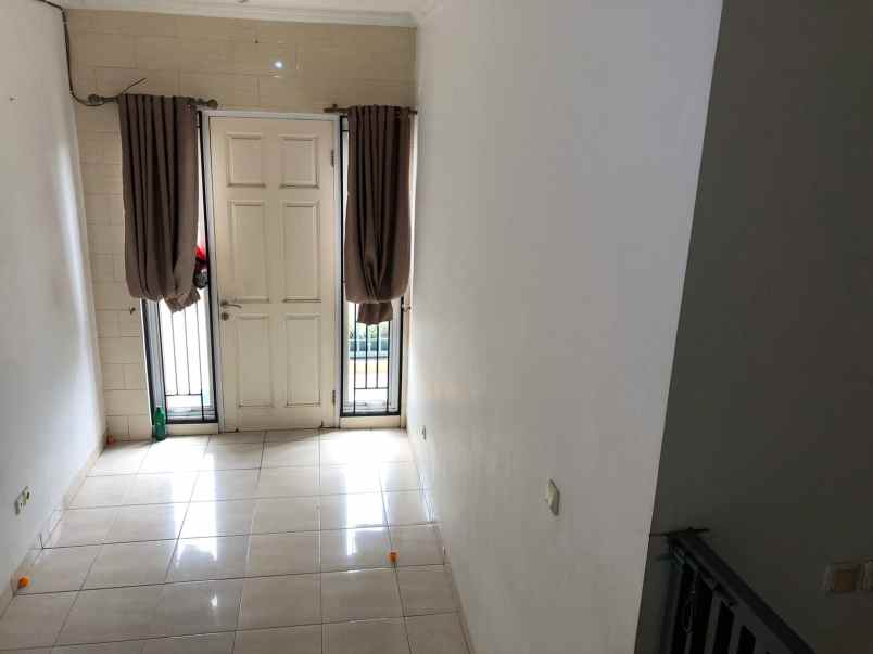 dijual rumah komplek taman semanan indah