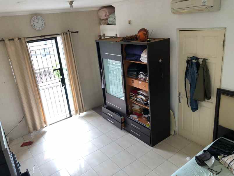 dijual rumah komplek taman semanan indah