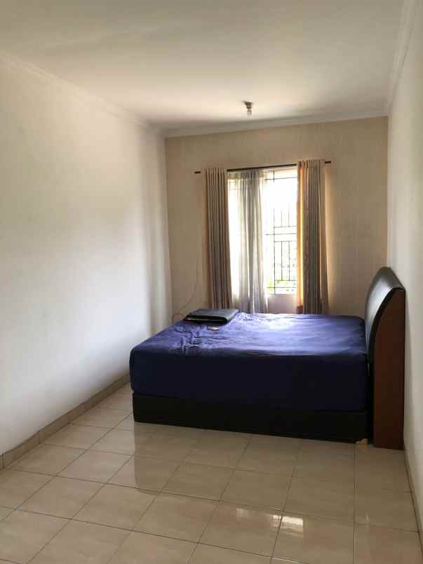 dijual rumah komplek taman semanan indah