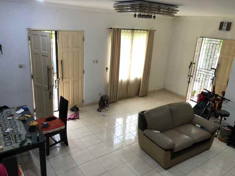dijual rumah komplek taman semanan indah