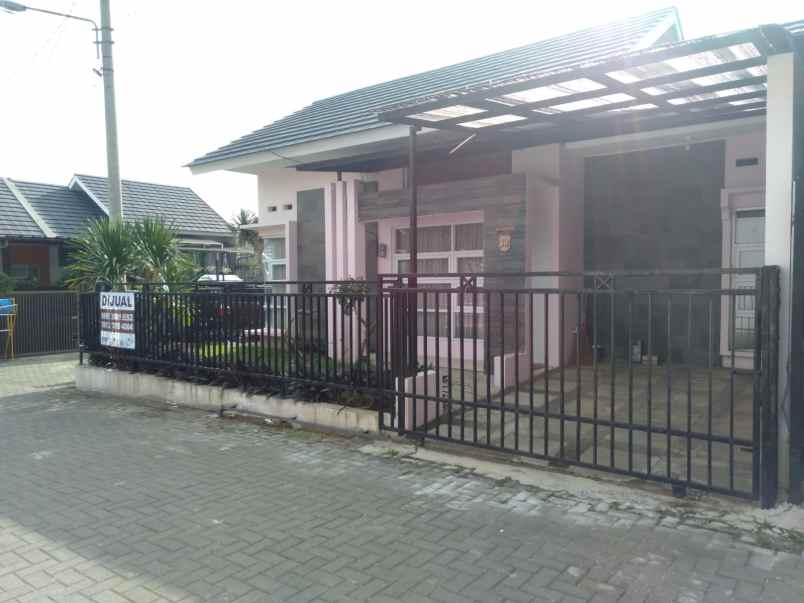dijual rumah komplek the green