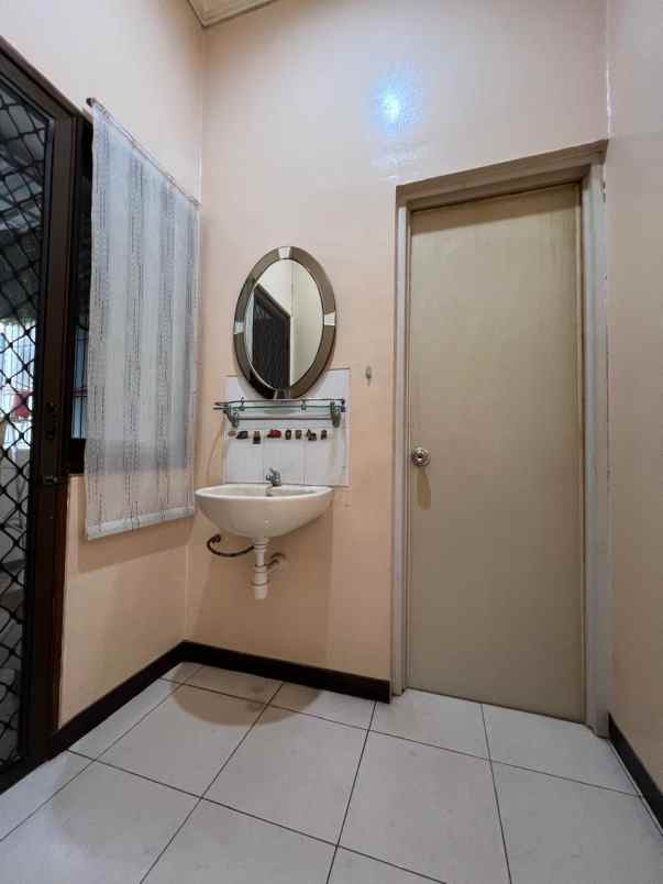 dijual rumah lebak indah regency