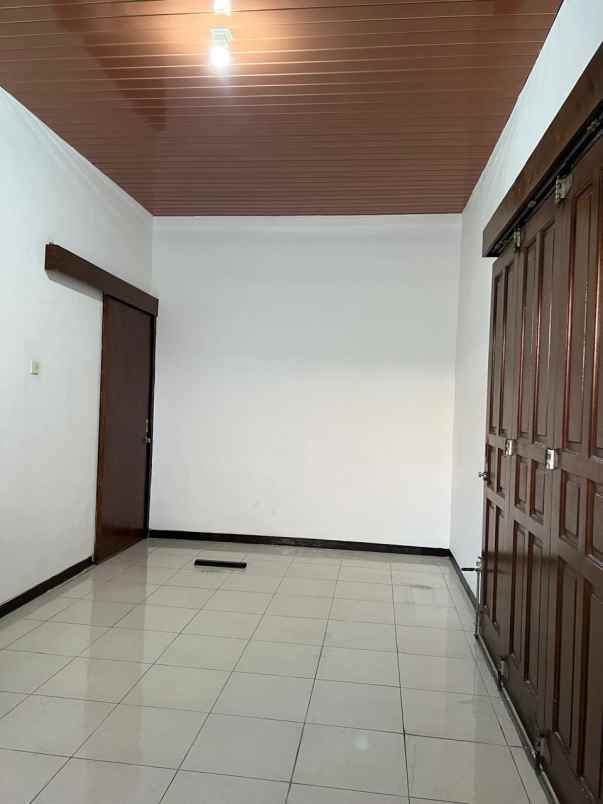 dijual rumah lebak indah regency