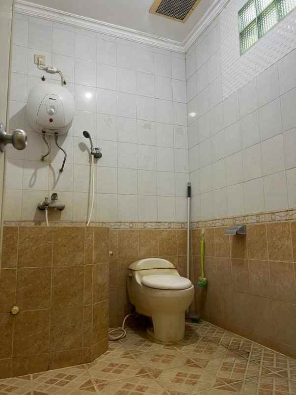 dijual rumah lebak indah regency