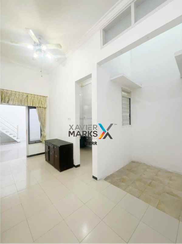 dijual rumah lebak indah timur