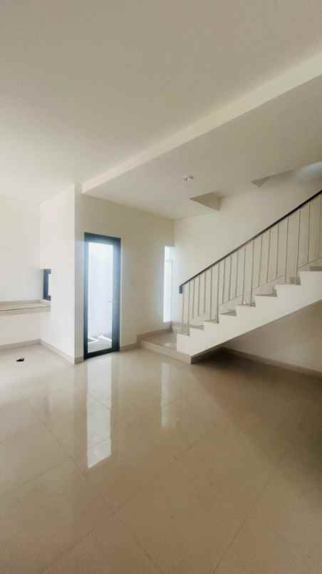 dijual rumah maison de wisteria metland