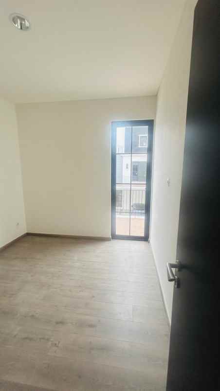 dijual rumah maison de wisteria metland