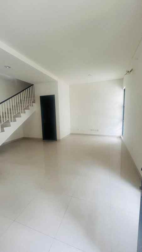 dijual rumah maison de wisteria metland