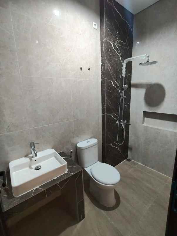 dijual rumah manyar tirtoyoso