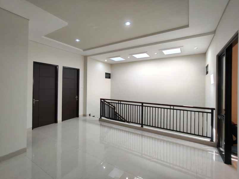 dijual rumah manyar tirtoyoso