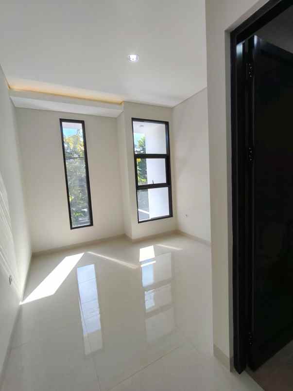 dijual rumah manyar tirtoyoso