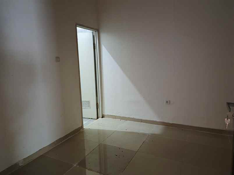 dijual rumah perum kota permata