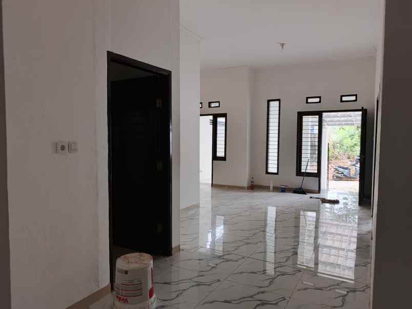 dijual rumah perum kota permata