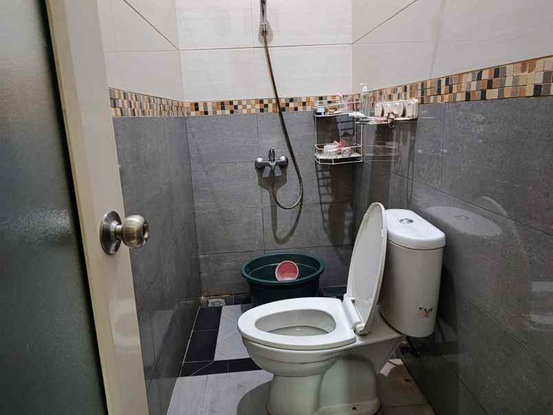 dijual rumah perum kota permata