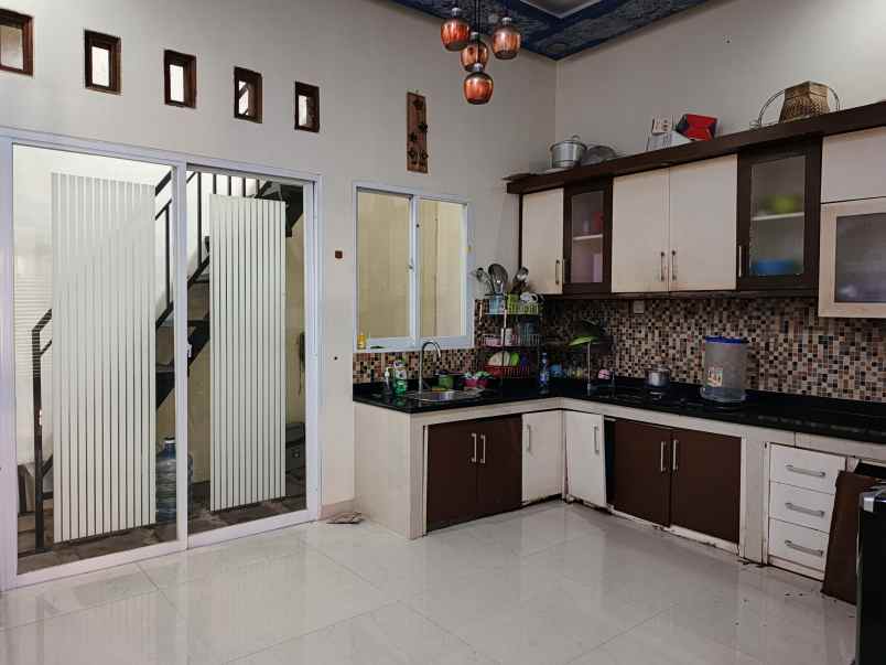 dijual rumah perum kota permata