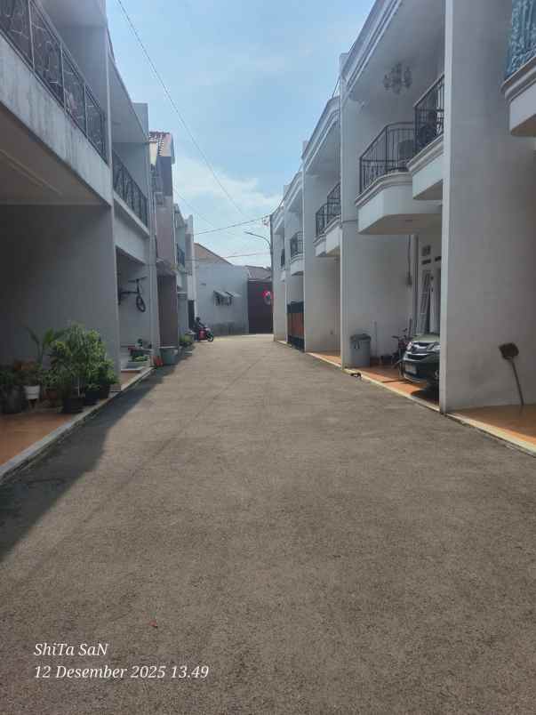 dijual rumah rangkapan jaya depok