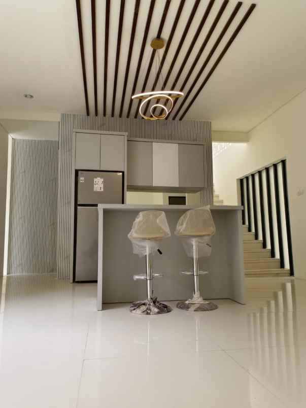 dijual rumah royal residence