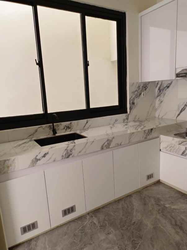 dijual rumah royal residence