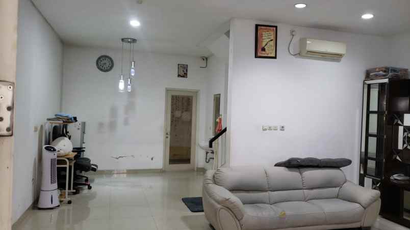 dijual rumah rumah di green lake city