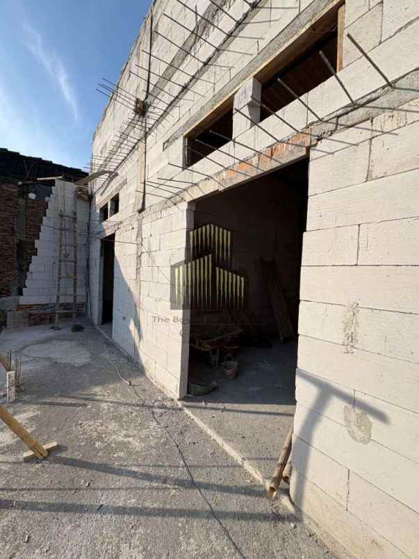 dijual rumah sekaran