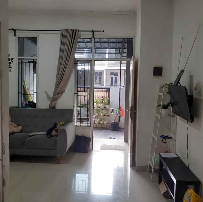 dijual rumah serua bojong sari depok