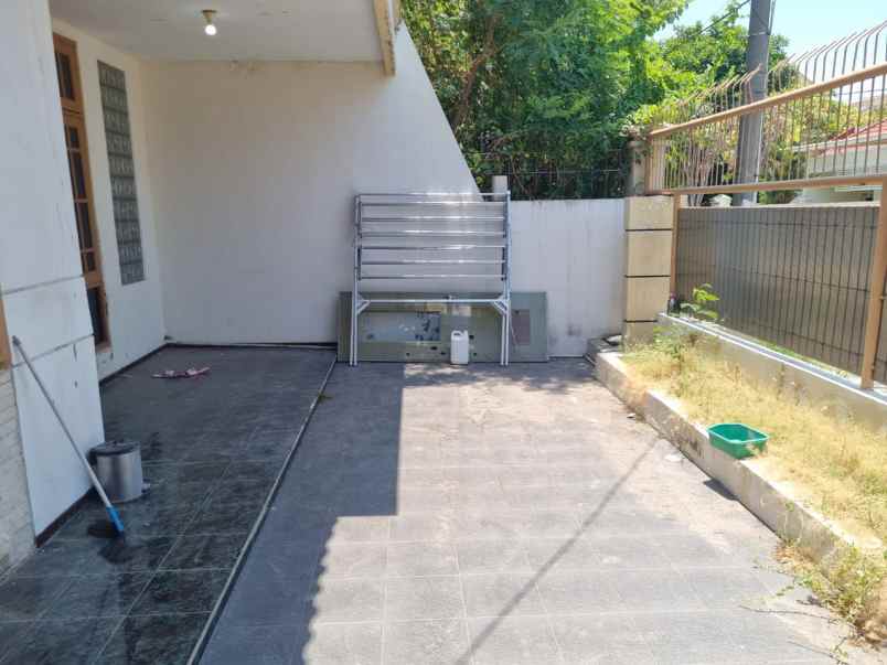 dijual rumah sutorejo prima