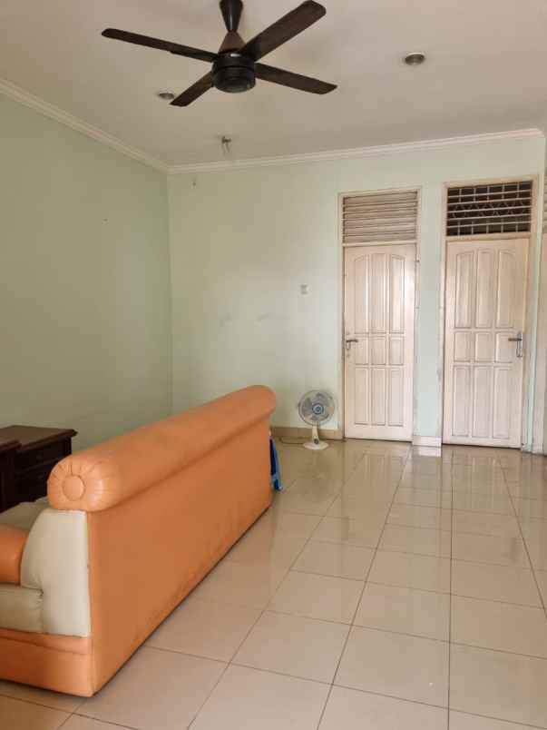 dijual rumah taman meadow green blok c4