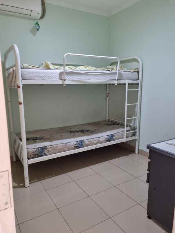 dijual rumah taman meadow green blok c4