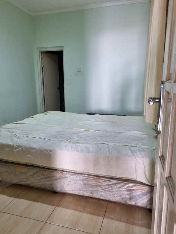 dijual rumah taman meadow green blok c4