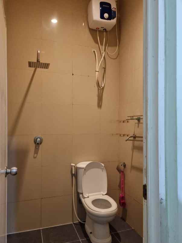 dijual rumah taman meadow green blok c4