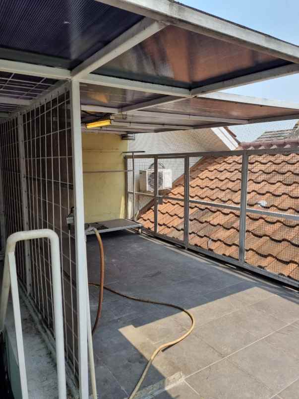 dijual rumah taman meadow green blok c4