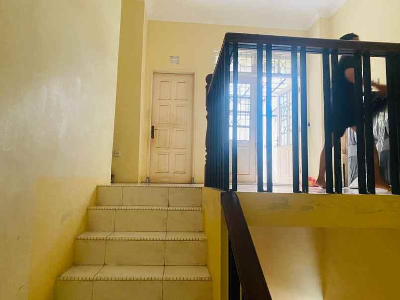 dijual rumah tinggal 2 lantai komplek royal sumatera