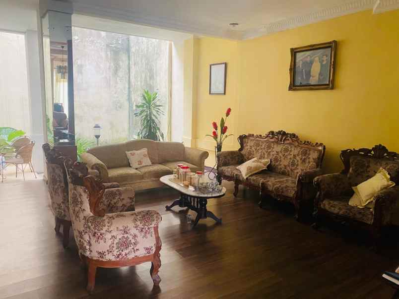 dijual rumah tinggal 2 lantai komplek royal sumatera