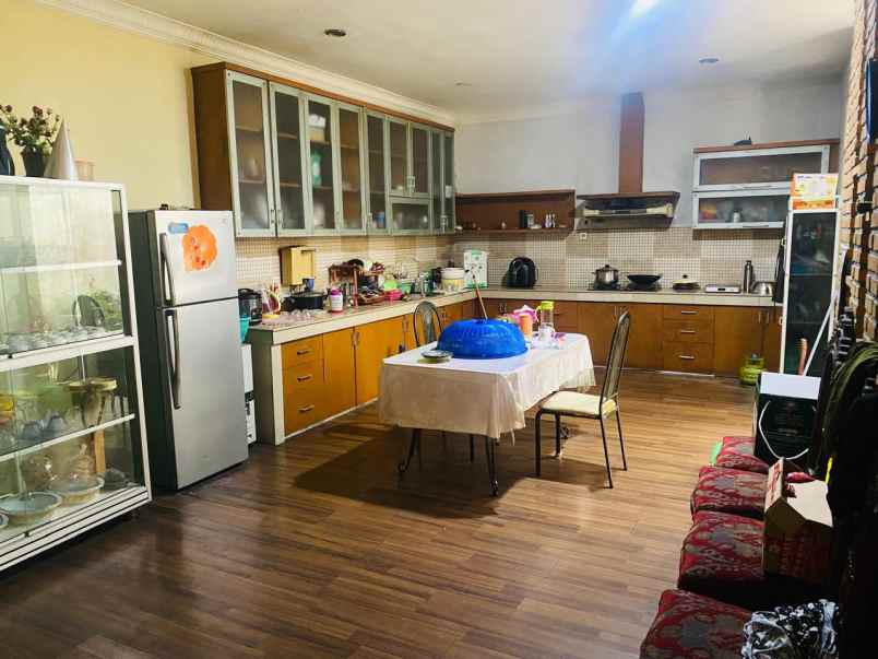 dijual rumah tinggal 2 lantai komplek royal sumatera