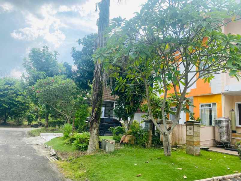 dijual rumah tinggal 2 lantai komplek royal sumatera