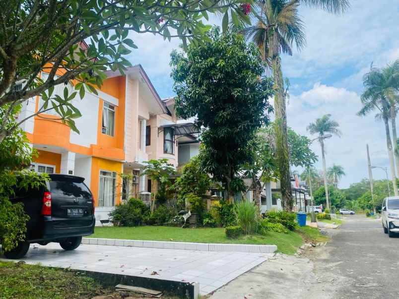 dijual rumah tinggal 2 lantai komplek royal sumatera