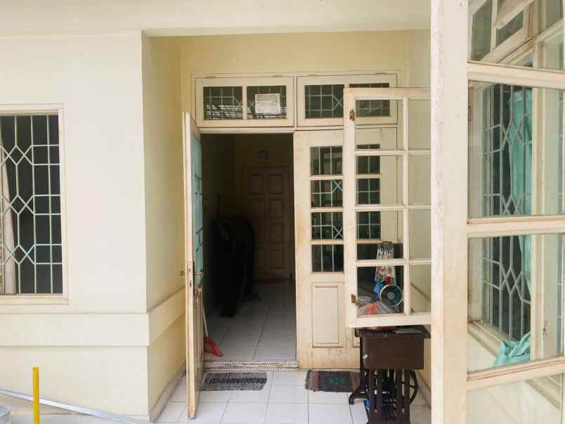 dijual rumah tinggal 2 lantai komplek royal sumatera