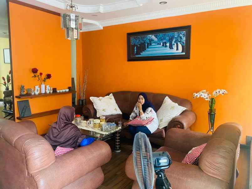 dijual rumah tinggal 2 lantai komplek royal sumatera